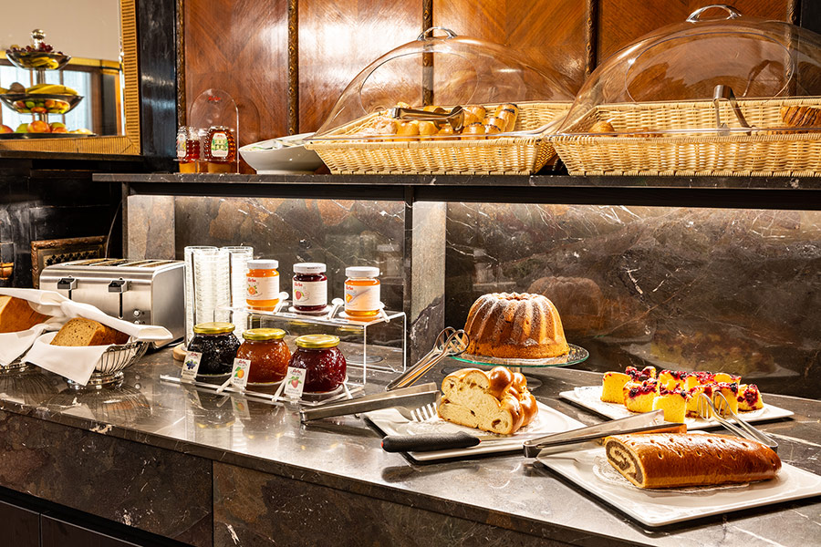 Hotel in Vienna with breakfast also for early risers | Buffetschränke